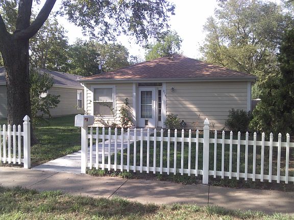3rd image of 814 W 8th St