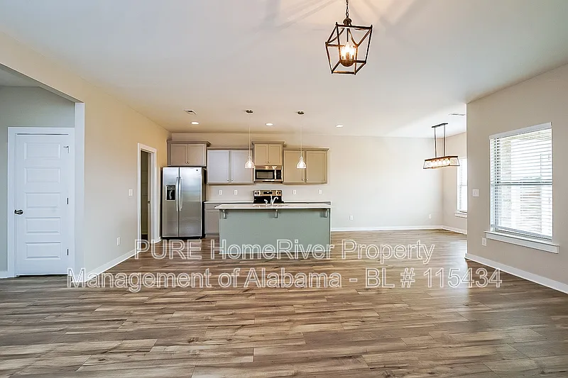 4 bed, 2.0 bath, 1931 sqft, $1,795 — Photo 2