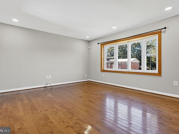 3rd image of 4736 Kirkdale Dr