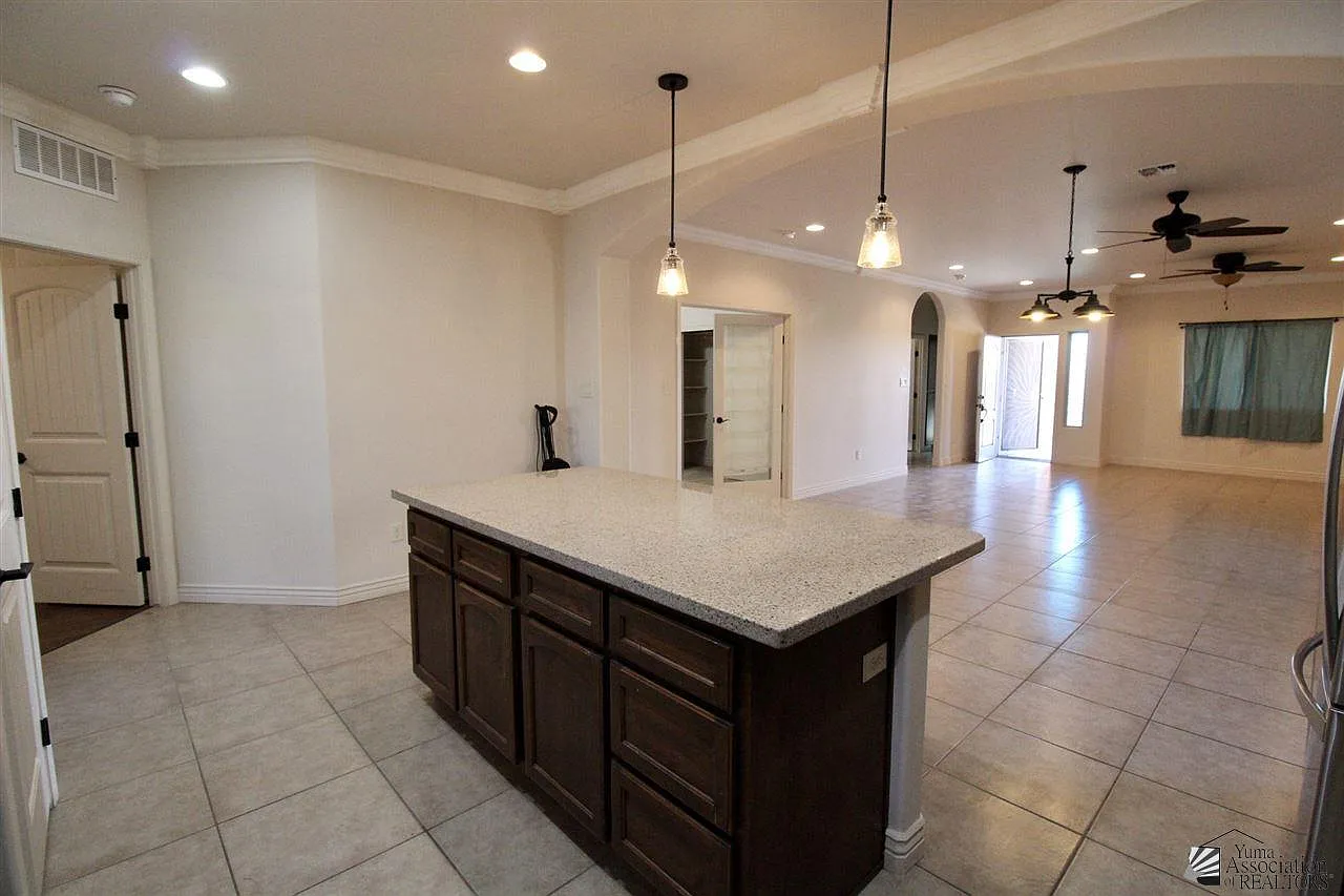 3 bed, 2.0 bath, 1564 sqft, $2,000 — Photo 2