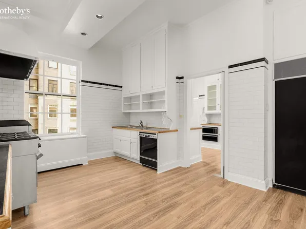 435 East 52nd Street image 13 of 33