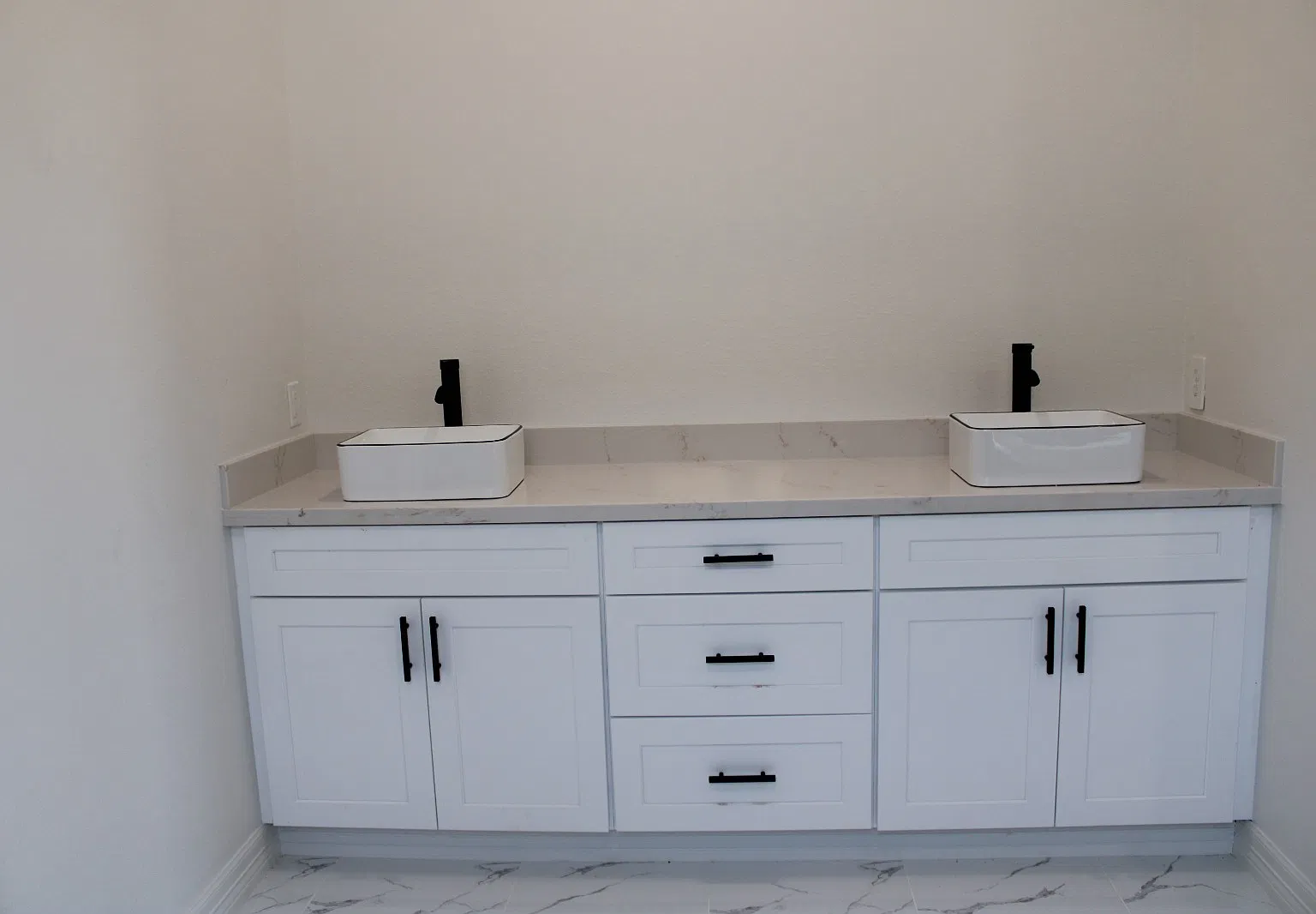 3 bed, 2.5 bath, 1899 sqft, $2,700 — Photo 2
