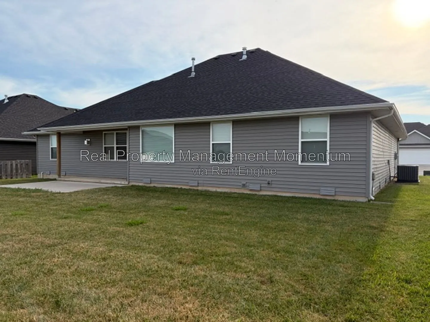 4 bed, 2.5 bath, 2100 sqft, $2,200 — Photo 3