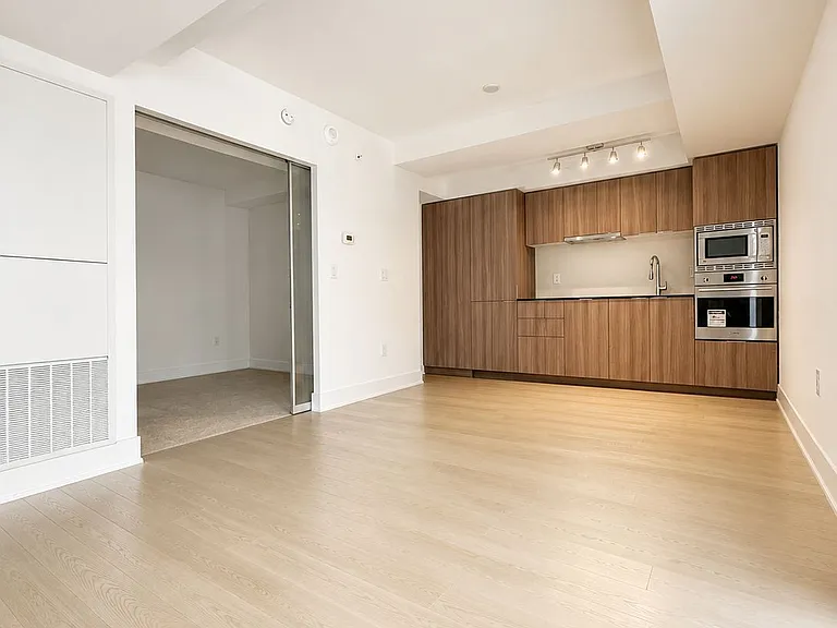 955 Bay St #412 — Photo 8