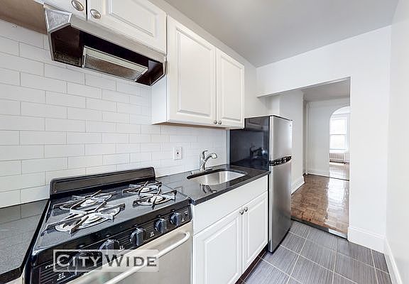3rd image of 224 E 70th St #26