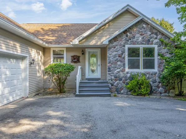 9210 Edgewater Dr, Stanwood, MI 49346