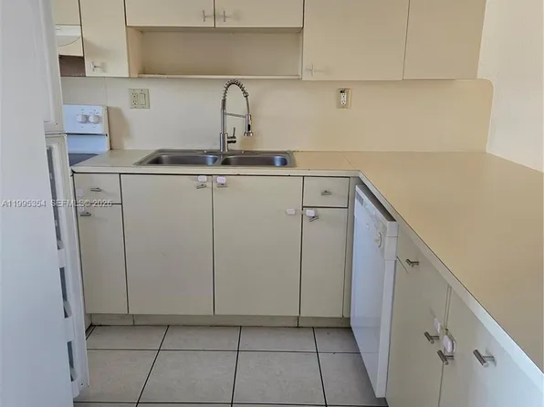 8425 NW 8th St APT 409, Miami, FL 33126