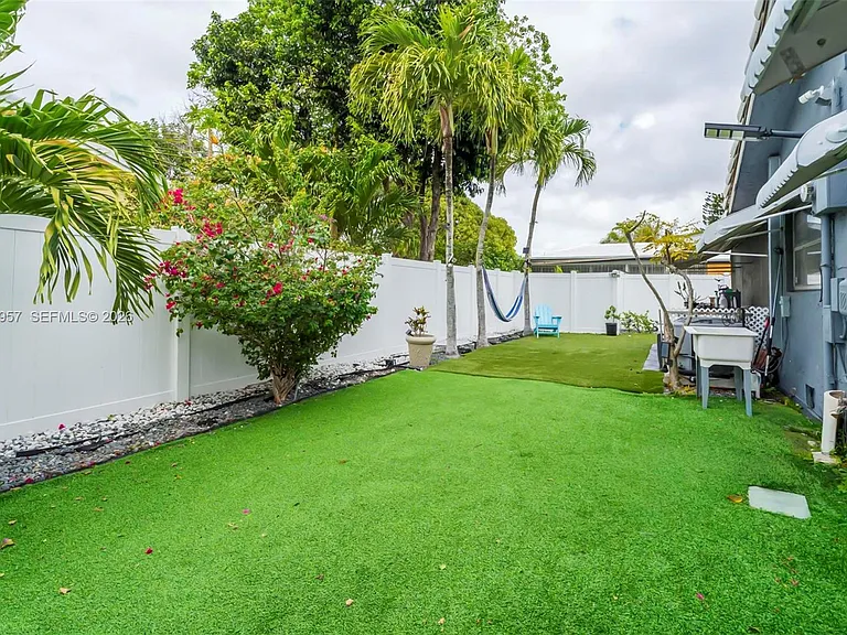 7211 NW 76th St — Photo 34