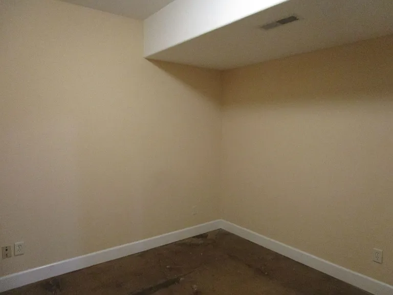 810 E Broadway — Photo 29