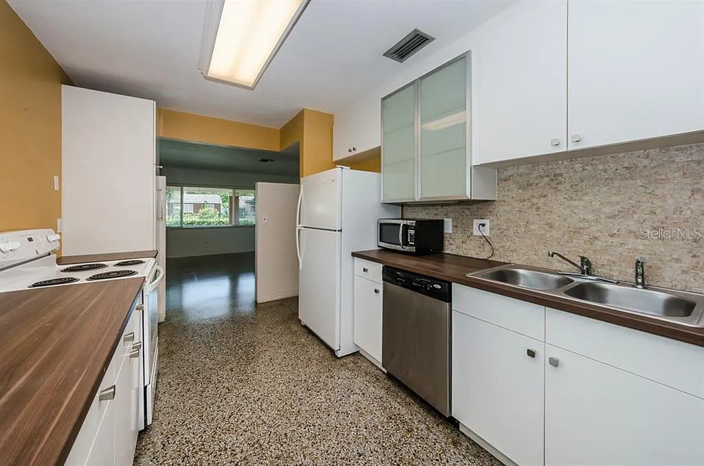 3 bed, 3.0 bath, 2170 sqft, $2,975 — Photo 3