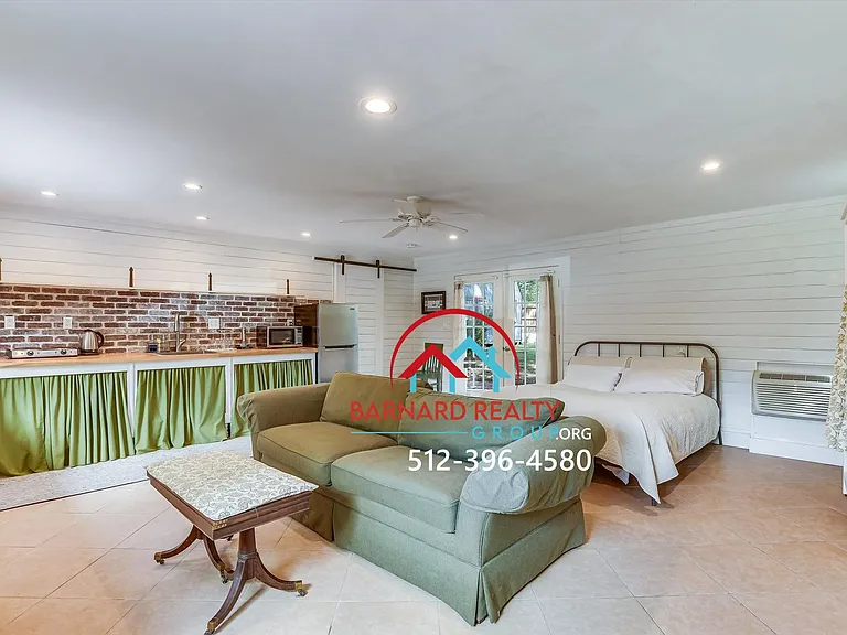 Available Mid July: Studio in Historic District — Photo 2