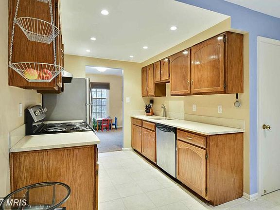3rd image of 6858 Lafayette Park Dr