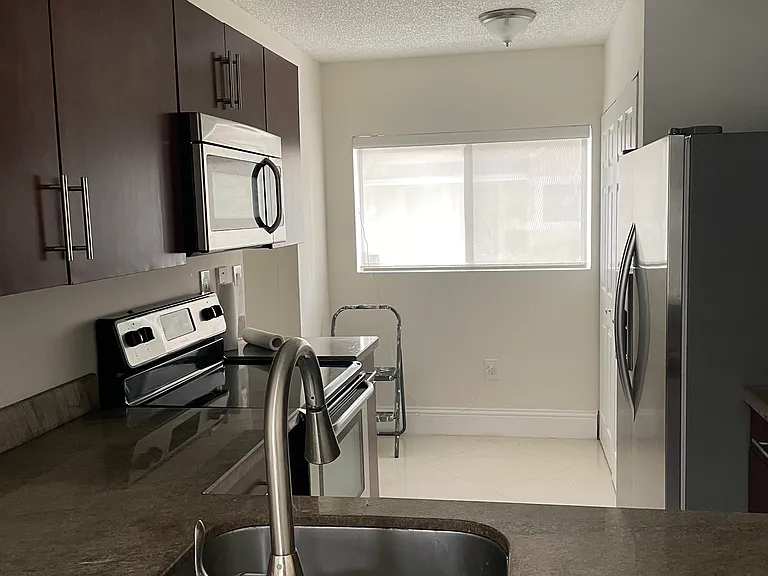 9441 Palm Cir S #9441 — Photo 3