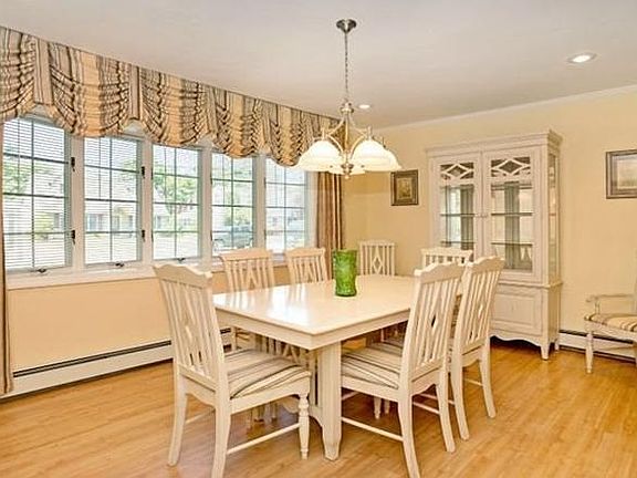 5th image of 7 Fieldstone Dr