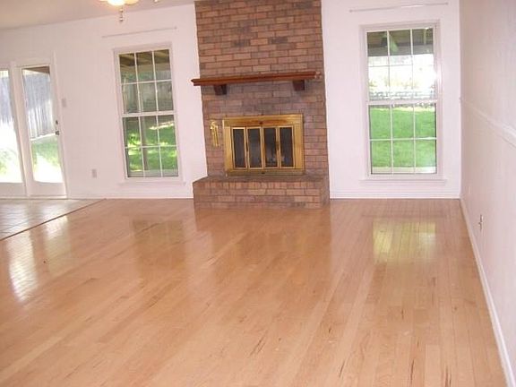4th image of 502 Thorn Wood Dr
