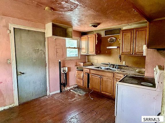 3rd image of 901 Royal Ave