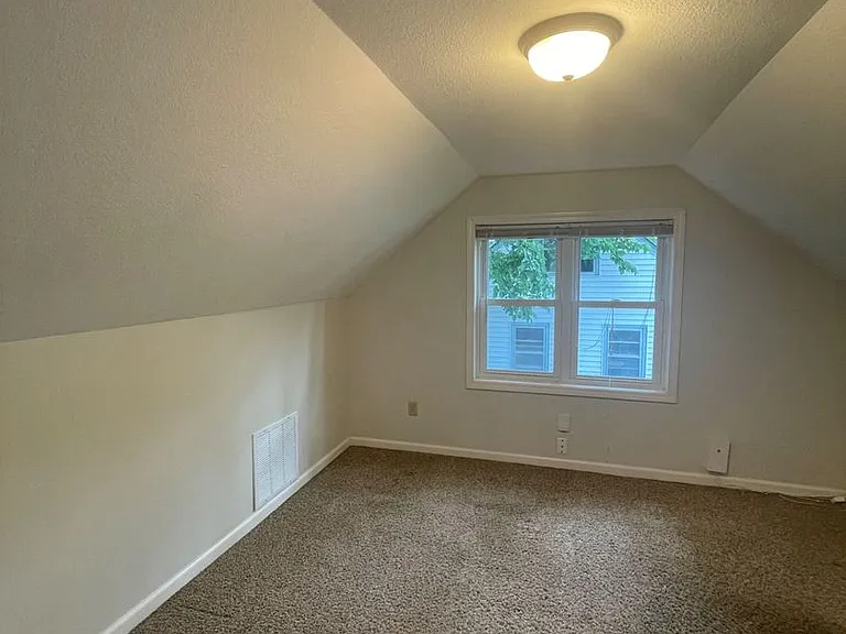 667 Thornton St — Photo 4