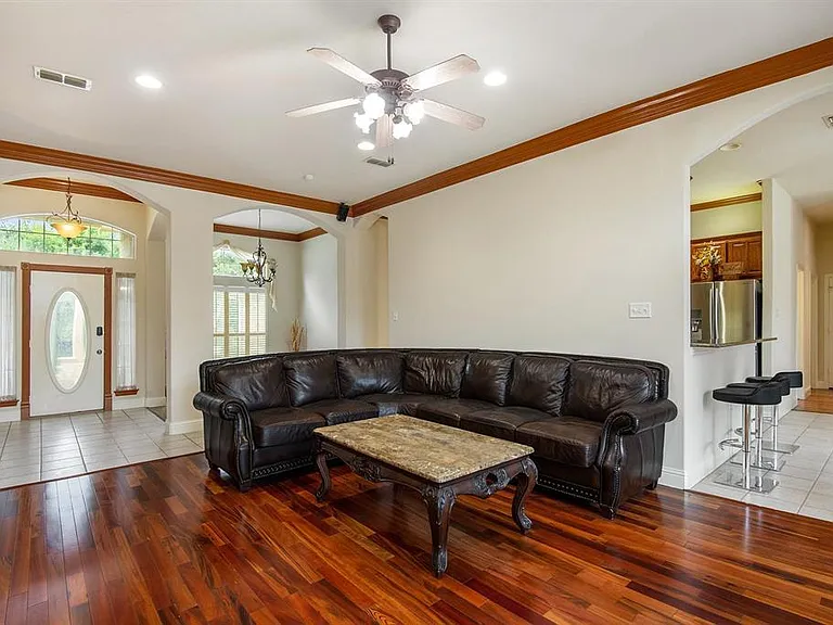 6925 Katherine Ct — Photo 2