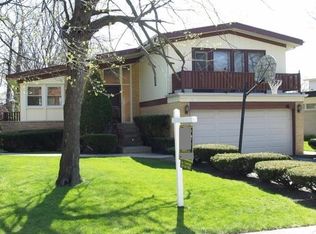 9051 Sleeping Bear Rd, Skokie, IL 60076