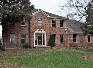 40W185 Deer Run Dr, St Charles, IL 60175