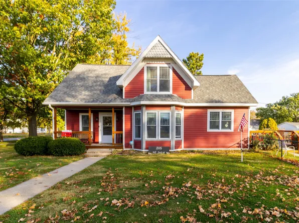 205 NE 3rd St, Earlham, IA 50072