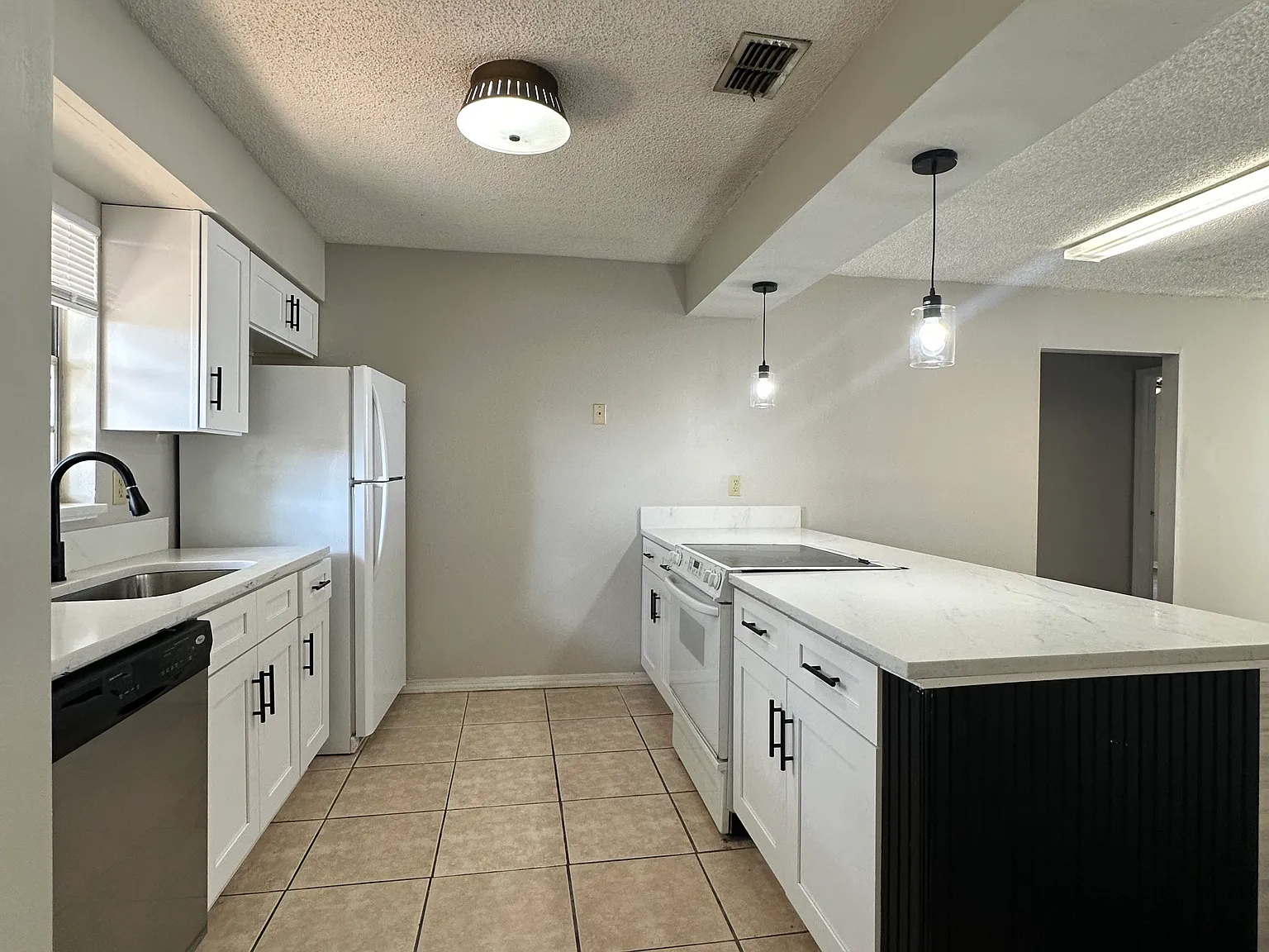 3 bed, 1083 sqft, $1,750 — Photo 3