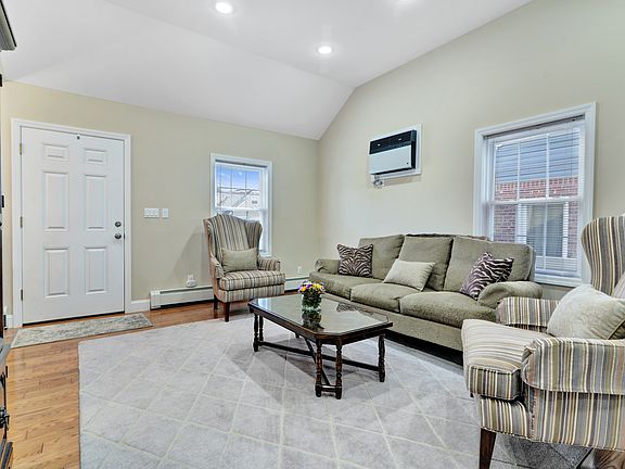 4th image of 55 Saint Johns Ave