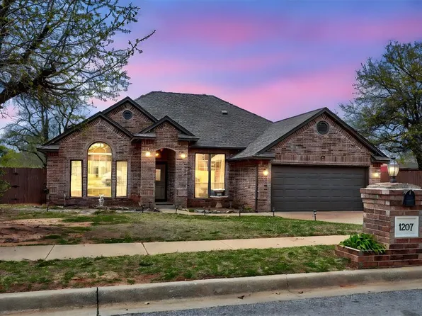 1207 Locust Dr, Blanchard, OK 73010