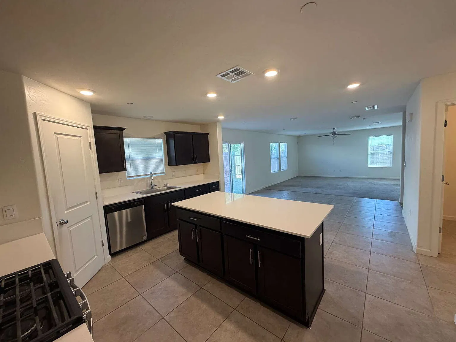 5 bed, 3.5 bath, 2554 sqft, $2,550 — Photo 4