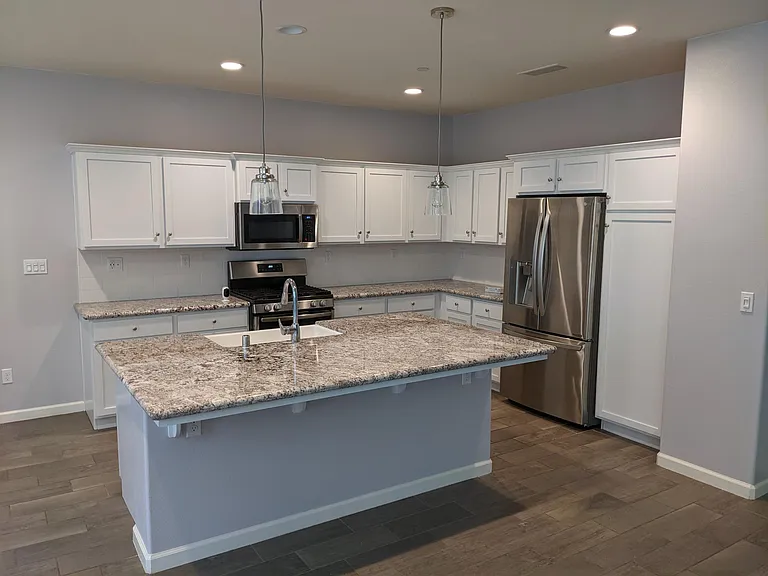2216 Lombard Ln — Photo 6