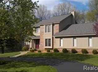 4046 Heatherwood Dr, Commerce Township, MI 48382