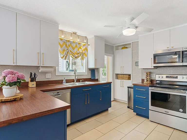 Laurene Dr — Photo 7