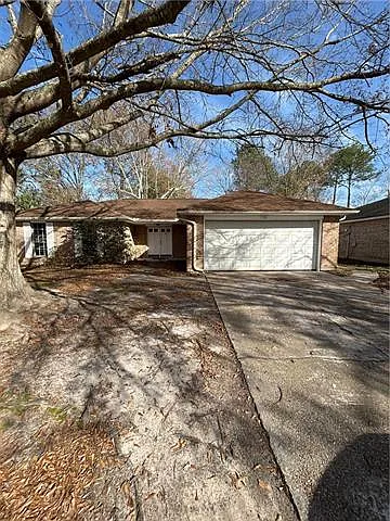 112 Yorkshire Dr — Photo 1