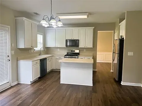 4 bed, 2458 sqft, $2,800 — Photo 2