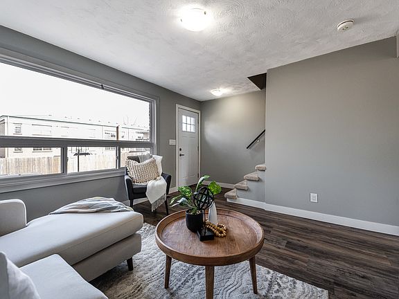 3rd image of 225 Queen St #4
