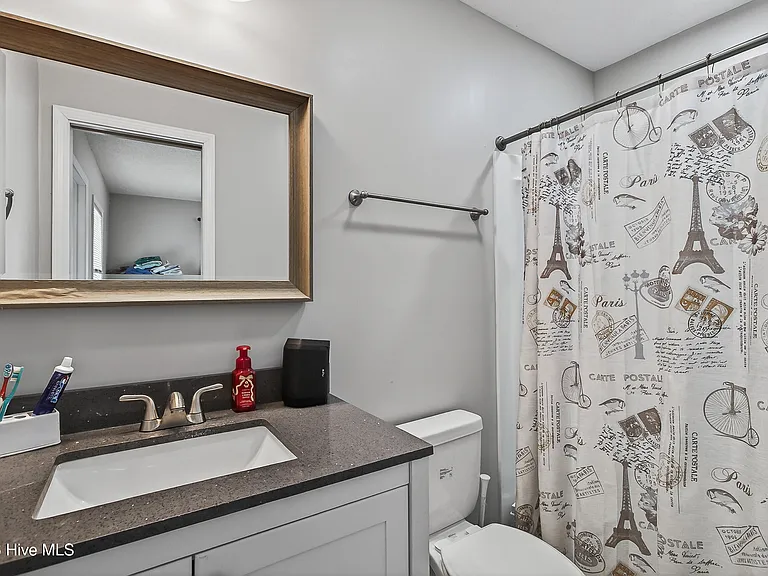403 Sherwood Rd — Photo 15