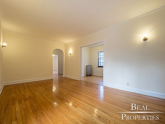 2nd image of 2108 W Ainslie St #E1