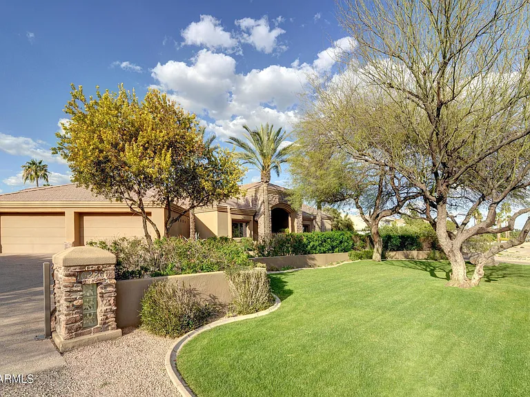 10220 E Desert Cove Ave — Photo 2