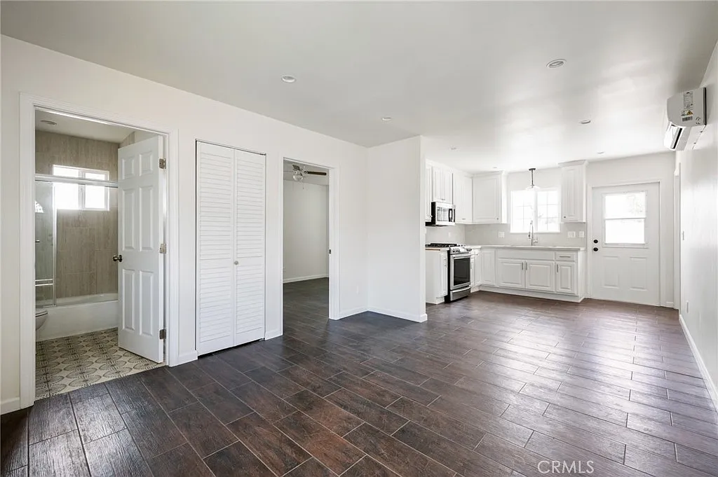 3 bed, 1050 sqft, $3,200 — Photo 4