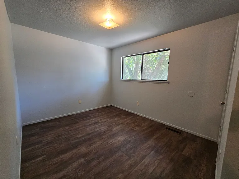 420 Illinois Ave — Photo 10