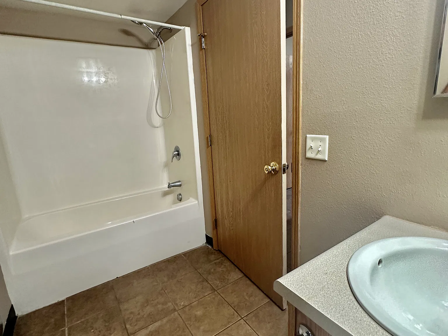 2 bed, 1.5 bath, 747 sqft, $1,185 — Photo 3