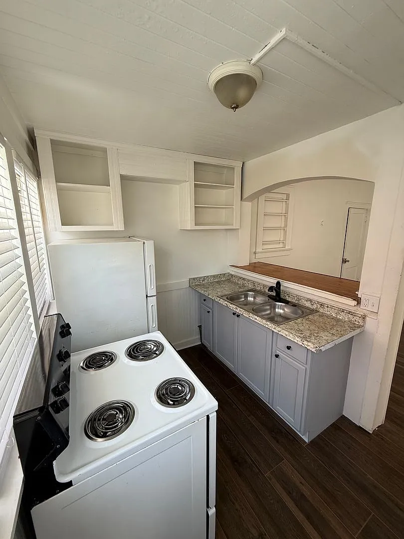 1 Bedroom / 1 Bath Apartment * Half Off 1st Month's Rent With 13 Month Lease * — Photo 1