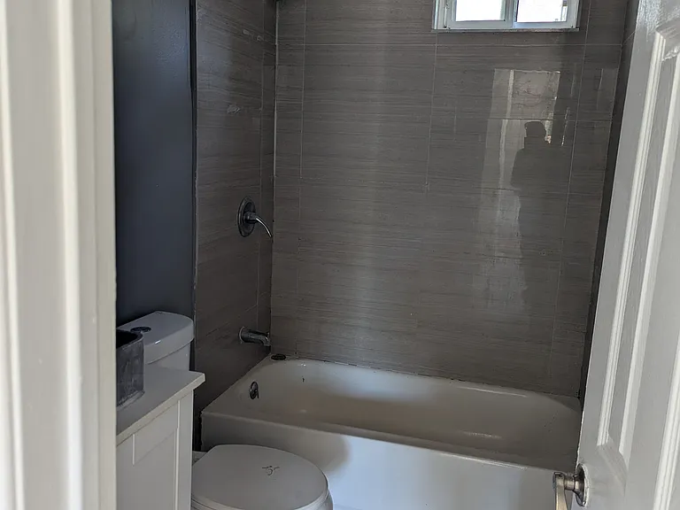 926 E 11th St #1 — Photo 3