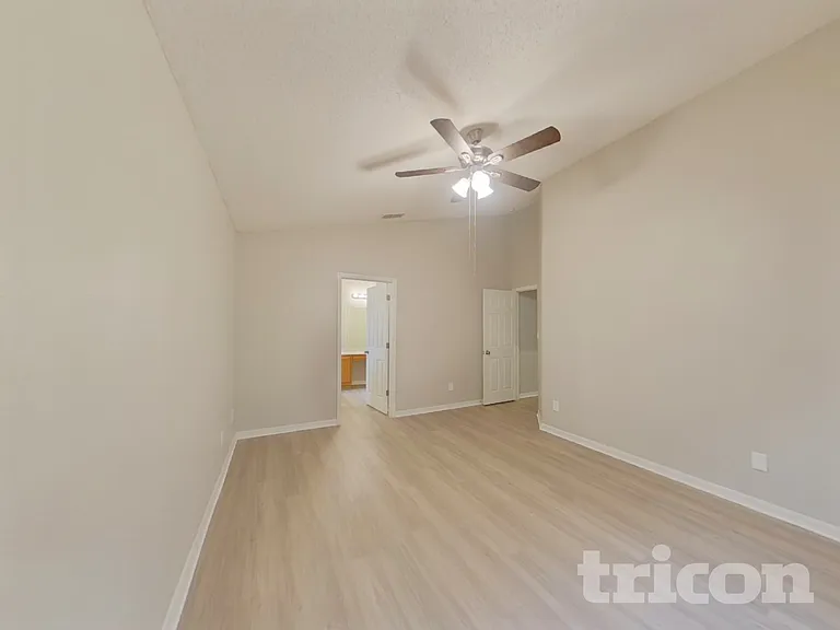 1067 Stoneham Dr — Photo 8