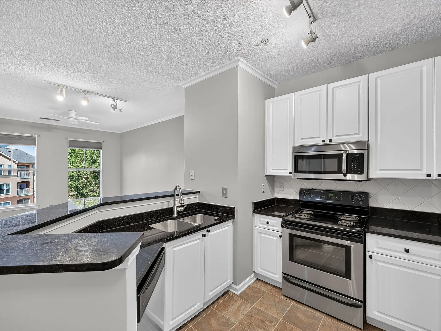 1 bed, 648 sqft, $1,550 — Photo 4