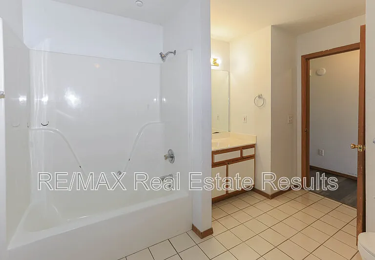 2219 W Roselawn St — Photo 22