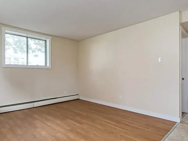510 Robert St E — Photo 17