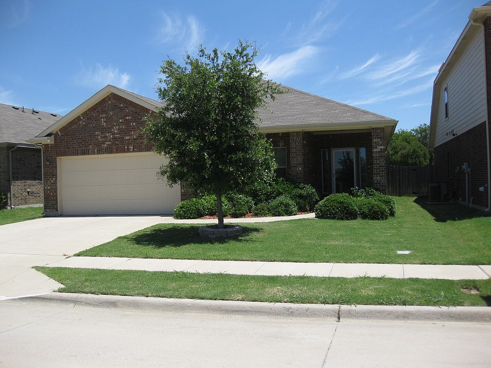 909 Iona Drive, Fort Worth