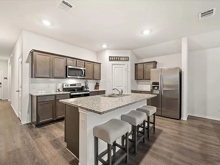 805 Fueller Dr — Photo 2