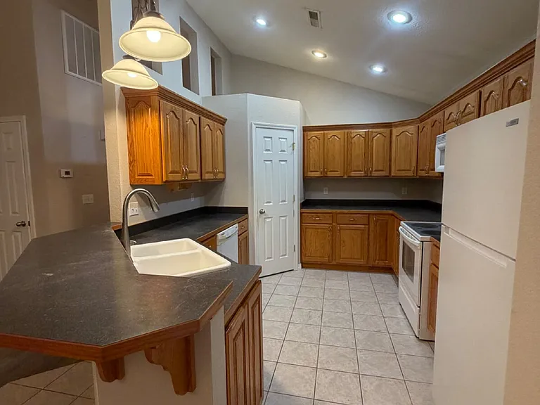 285 Willowbrooke — Photo 24